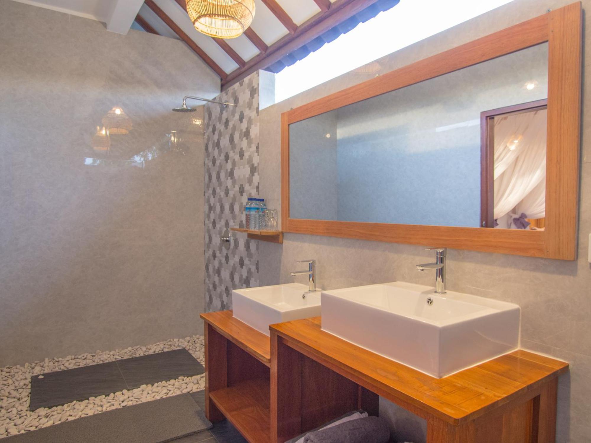 Coco Breeze Spa Hotel Gili Air Exterior photo